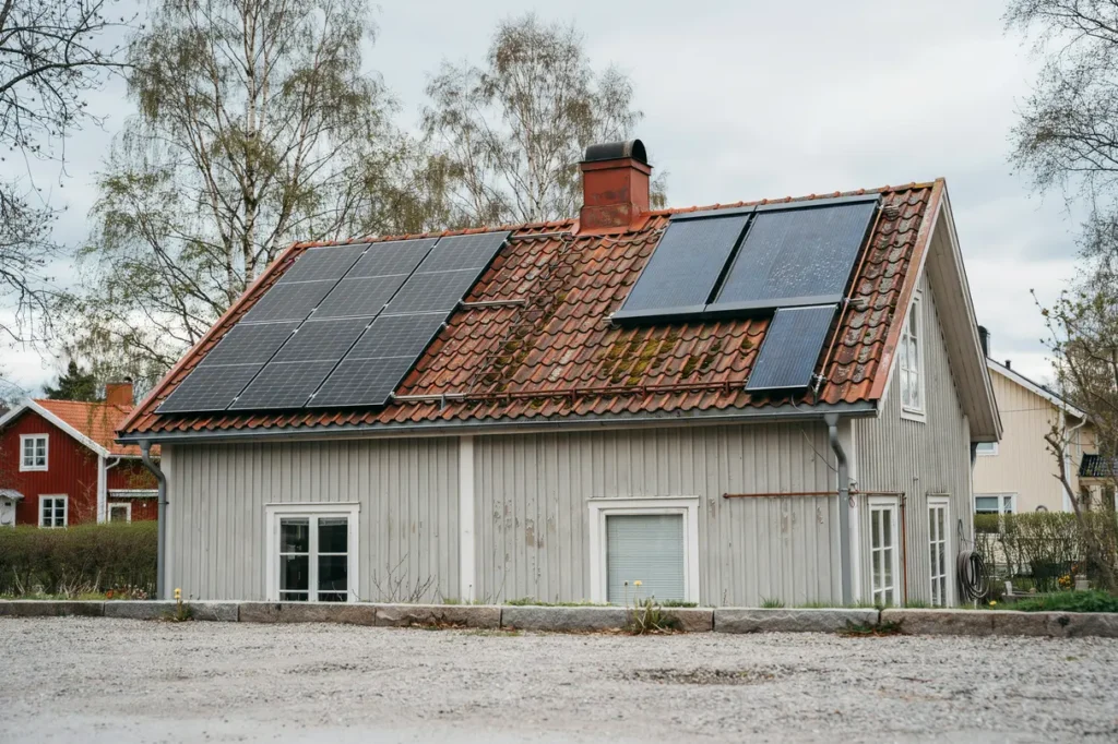 solf ngare eller solcellspaneler s v ljer villa gare r tt l sning f r l gre energikostnader