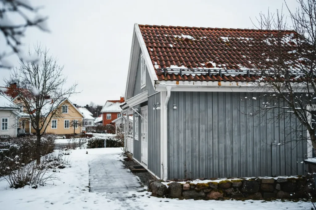 sn rass fr n taket s f rebygder du skador med r tt sn rasskydd och underh ll